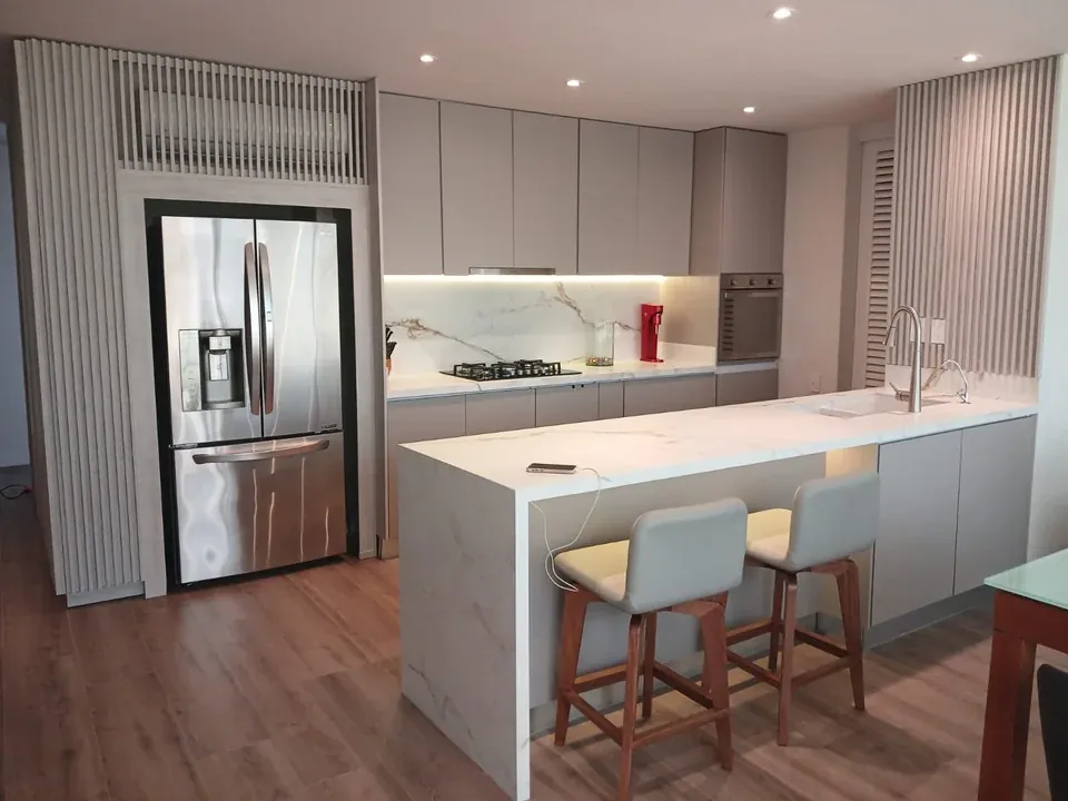 Fotografía real de cocina realizada por Espacios y Diseños PyP, con isla y mobiliario claro