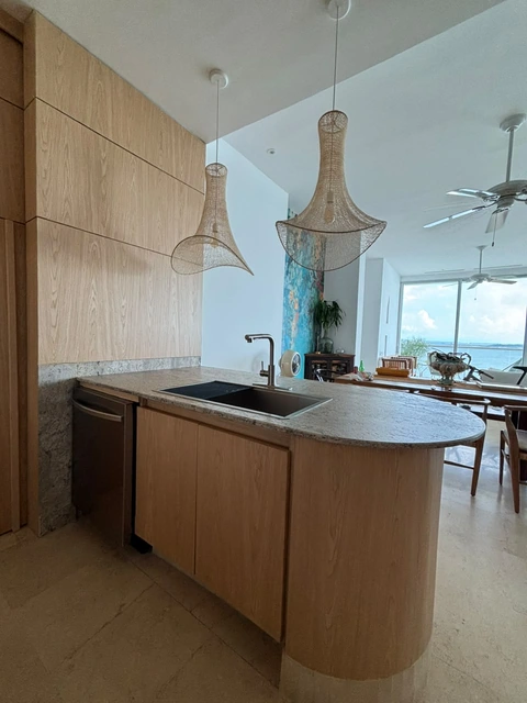 Vista de la península de esta cocina y su conexión con el espacio social
