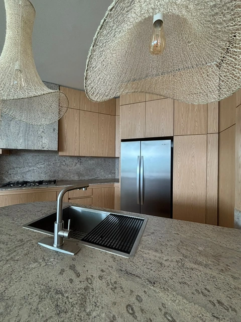 Detalle de la zona de lavado y el mesón de la cocina entregada por PyP