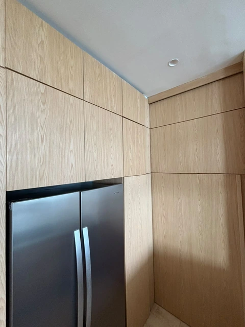 Vista del almacenamiento y el frigorífico en la cocina entregada por PyP