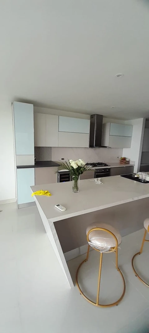 La misma cocina real vista hacia la zona de cocción y la península